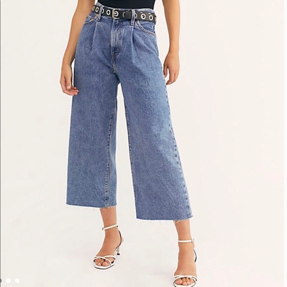 Levi's Denim - Levi’s Ribcage Pleated Crop Jeans Sz 31